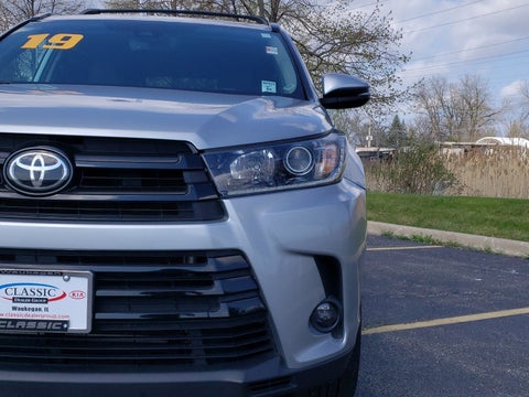 2019 Toyota Highlander SE in Waukegan, IL - Classic Cares